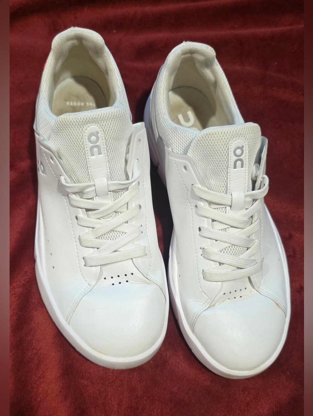 On THE ROGER Advantage sneakers